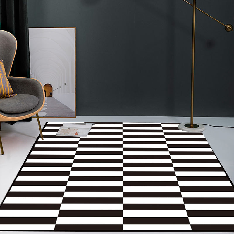 Contemporary Checkered Pattern Rug Black and White Polyester Rug Machine Washable Non-Slip Area Rug for the Bedroom