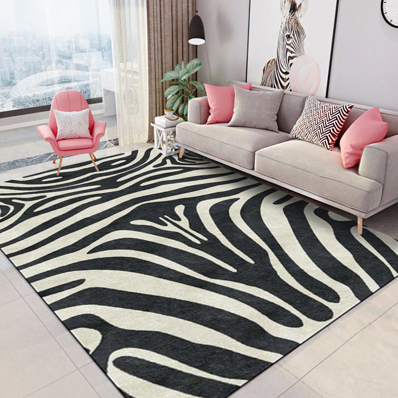 Contemporary Zebra Stripe Rug Black and White Polyester Rug Machine Washable Non-Slip Rug for the Bedroom