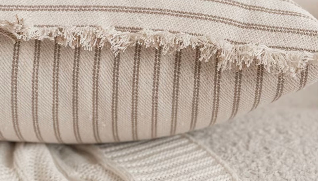 Elegant Pillowcase with Jacquard Pattern and Fringes - Cotton-Linen Blend