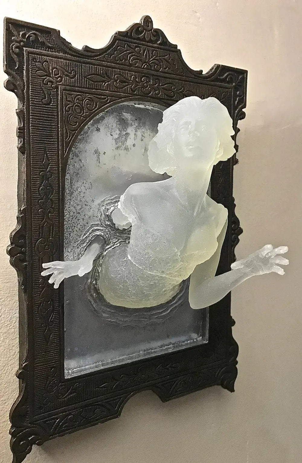 Vinantica | Spirit in the Mirror – Shining 3D wall decoration made of resin for mysterious spaces