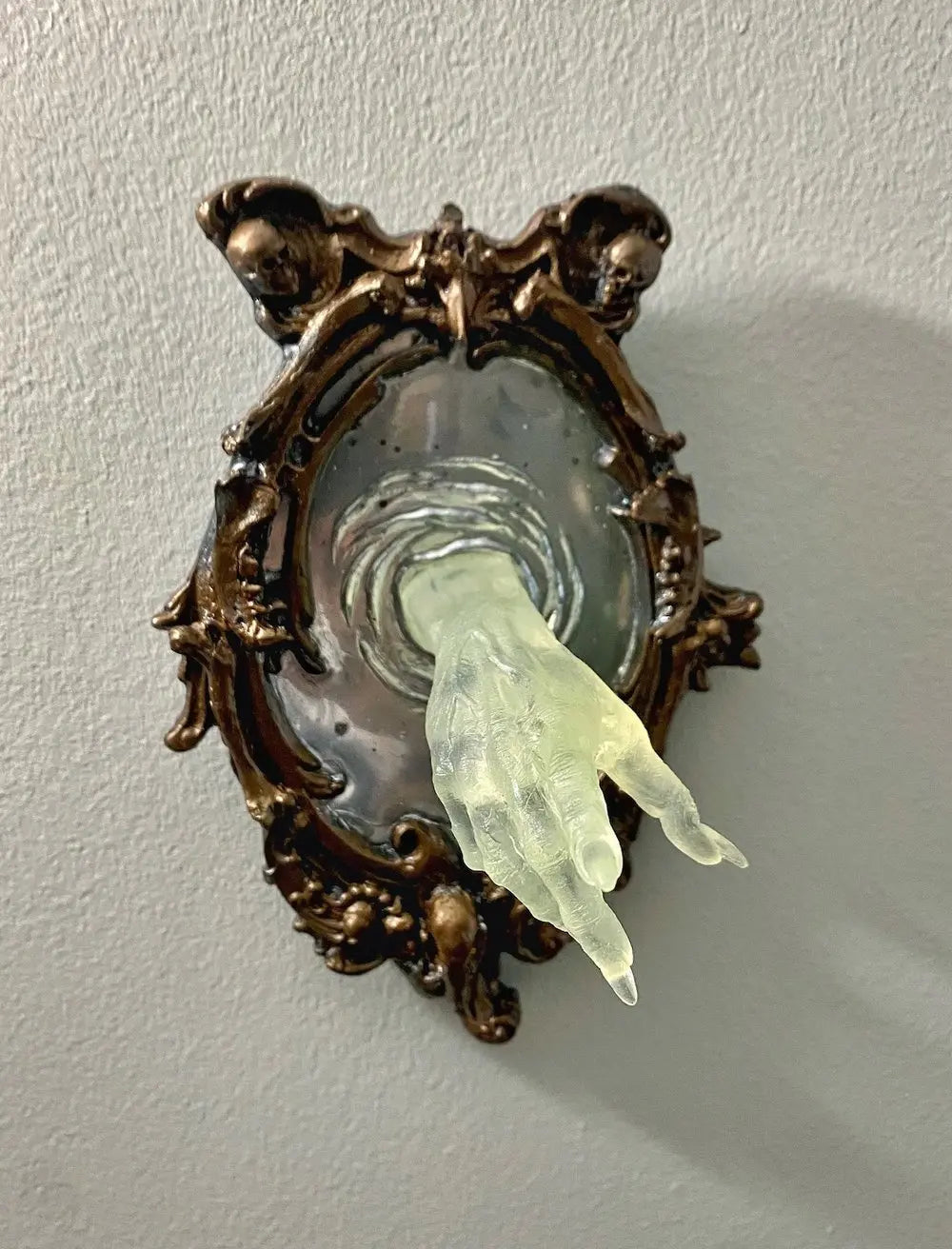 Vinantica | Spirit in the Mirror – Shining 3D wall decoration made of resin for mysterious spaces
