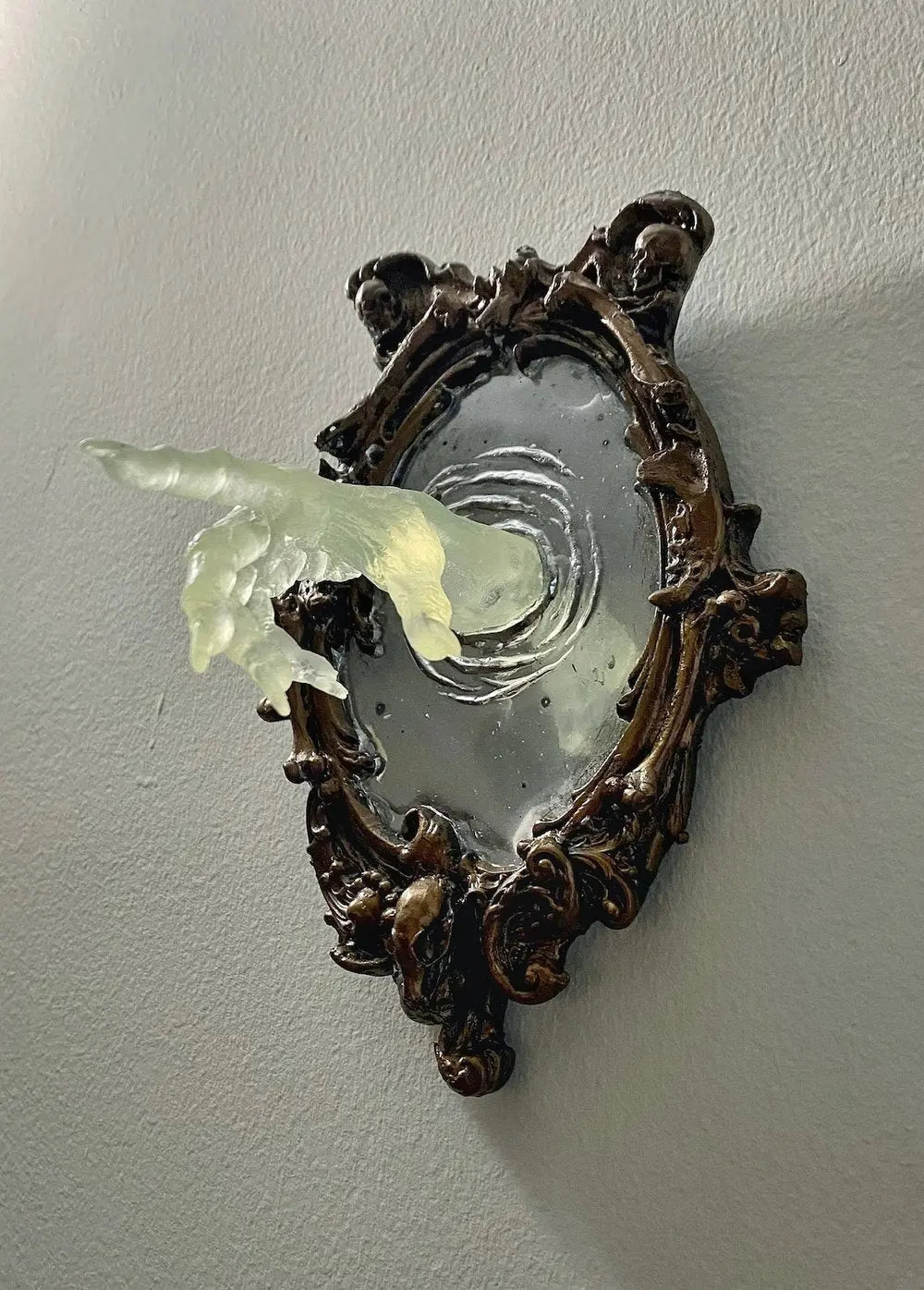 Vinantica | Spirit in the Mirror – Shining 3D wall decoration made of resin for mysterious spaces
