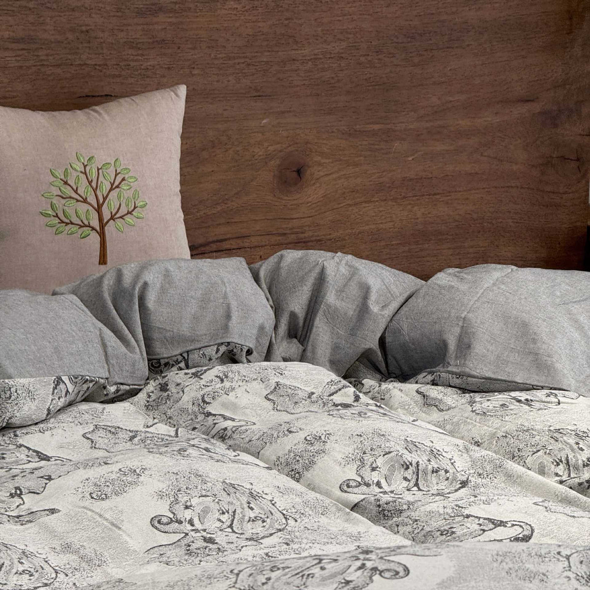 Premium fine linen duvet cover set with vintage paisley and bed skirt