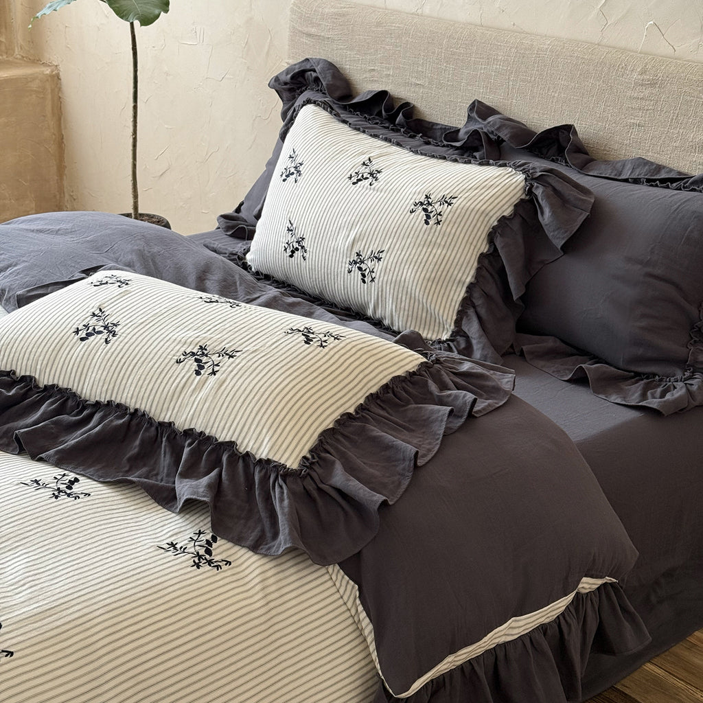 Reversible duvet cover in country house style with contrasting ruffle and fine branch embroidery