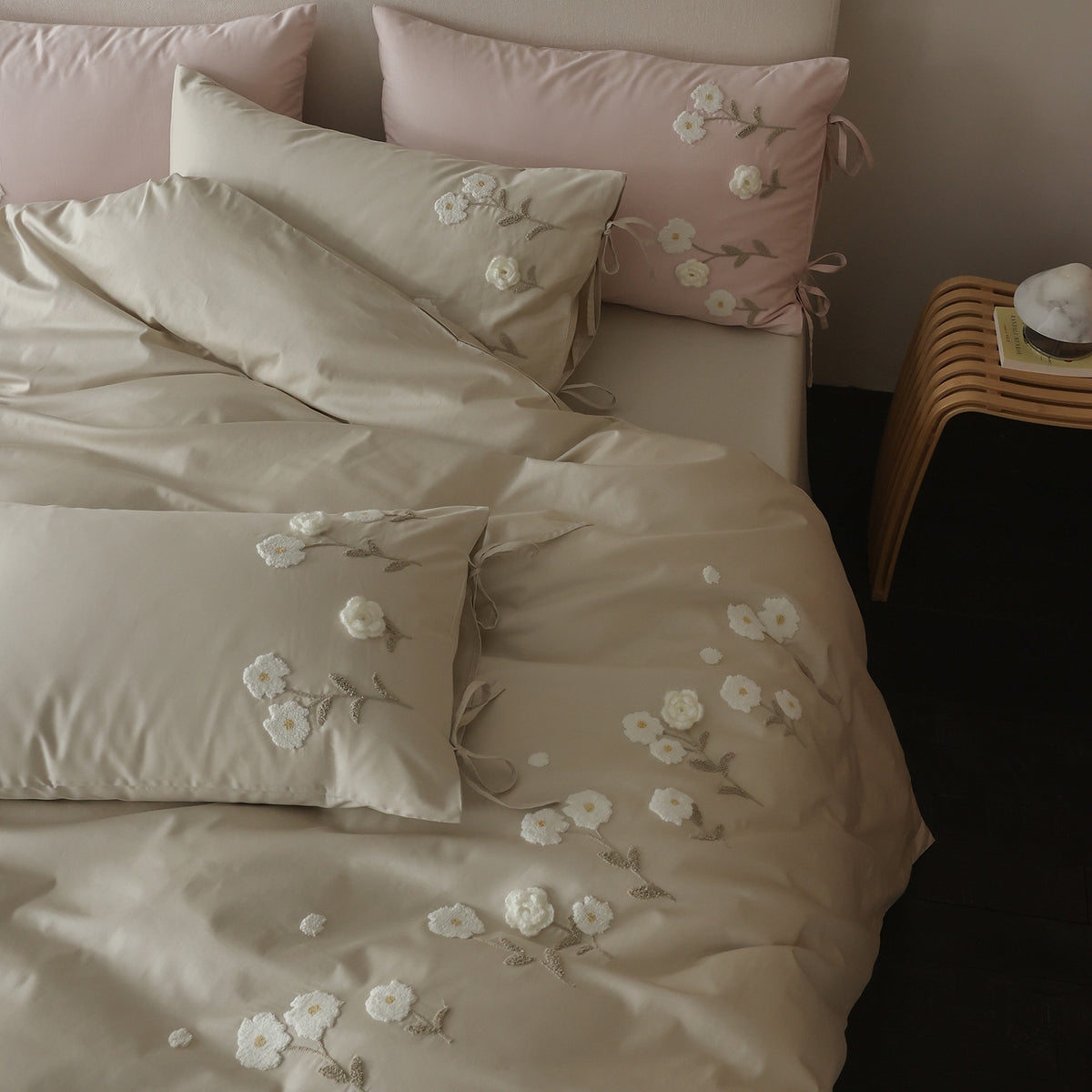 Luxurious embroidered bedding set made of cotton satin with pillow ties