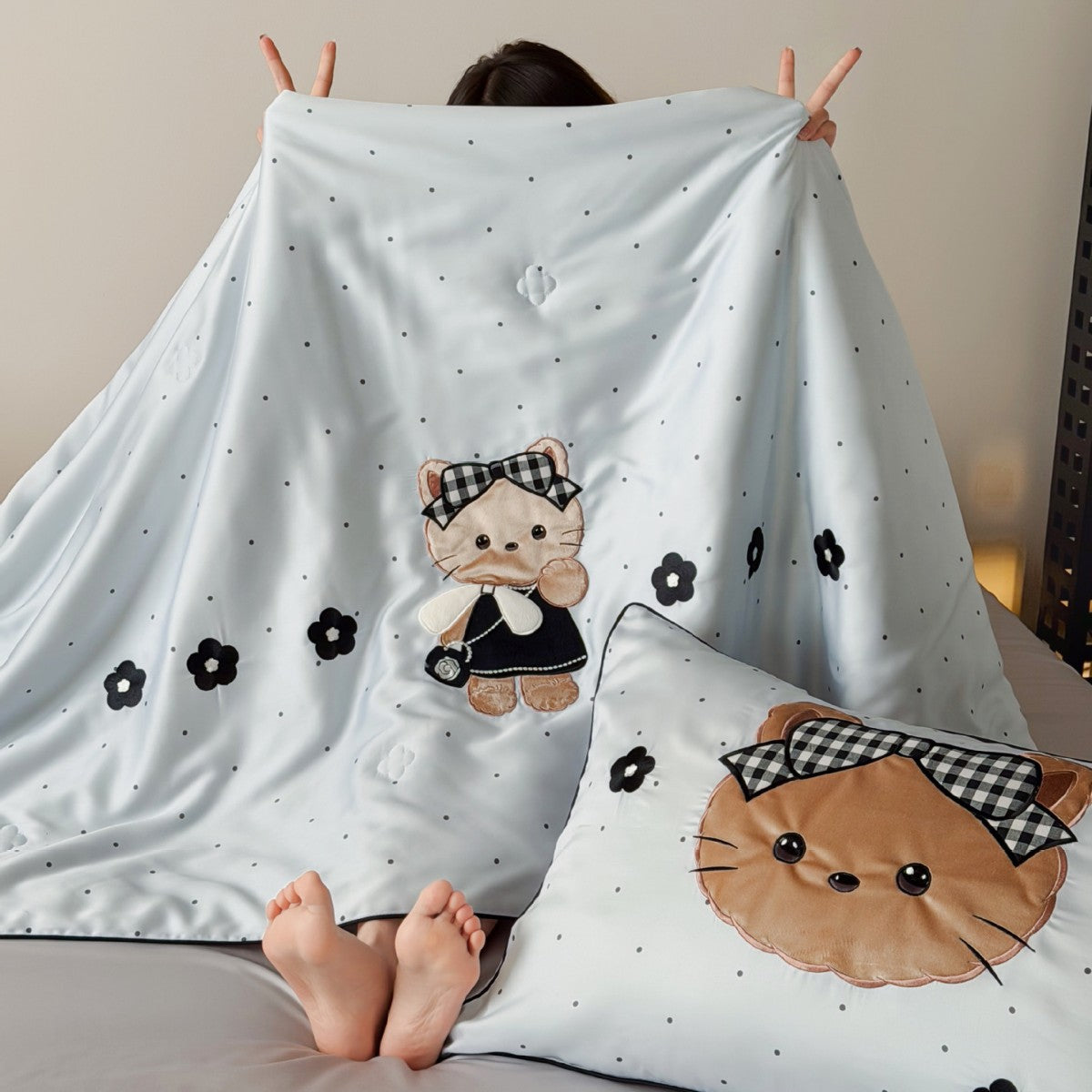 Children's bedding set with quilted cover and bear application