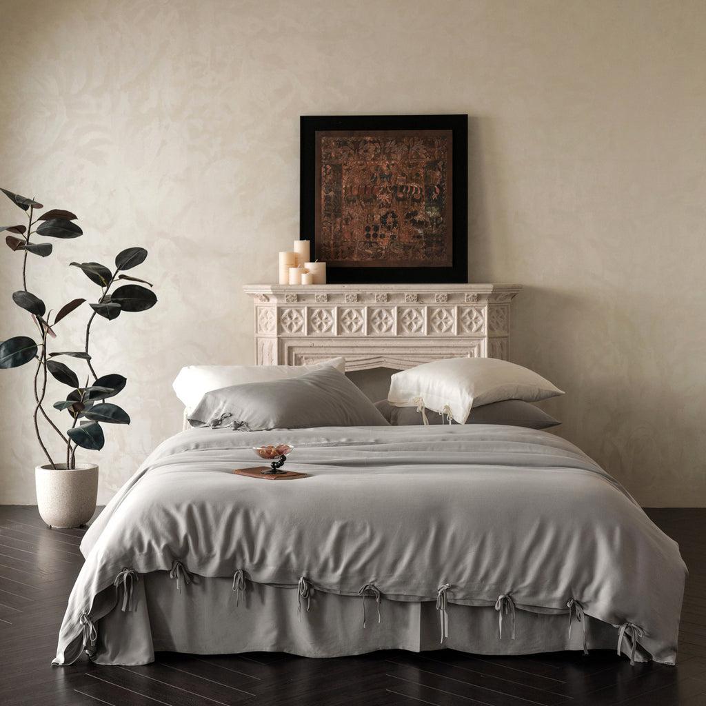 Bedding set with ties and bed skirt made of high-quality cotton percale