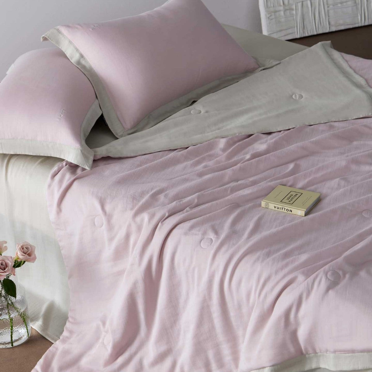 Luxurious linen-cotton bed set with quilted blanket and pillowcases