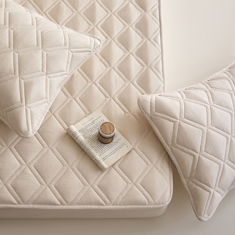 Quilted mattress protector with all-around elastic and breathable cotton filling