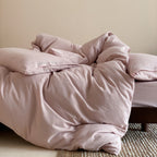 Complete bedding set with lightweight all-season duvet, pillow and fitted sheet made of cotton percale