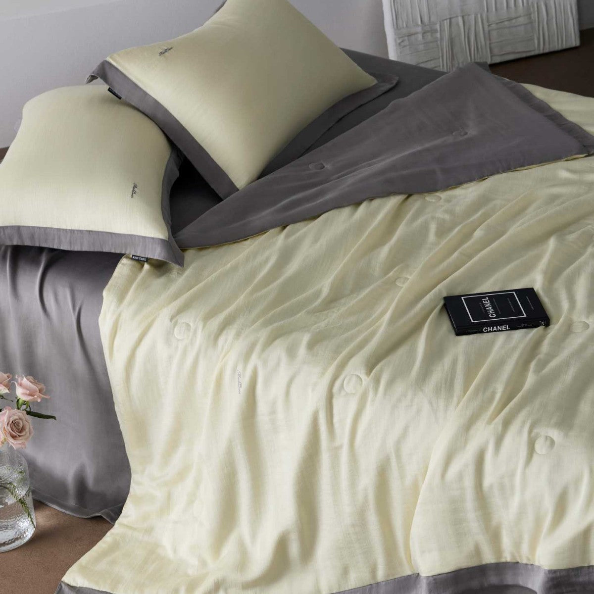 Luxurious linen-cotton bed set with quilted blanket and pillowcases