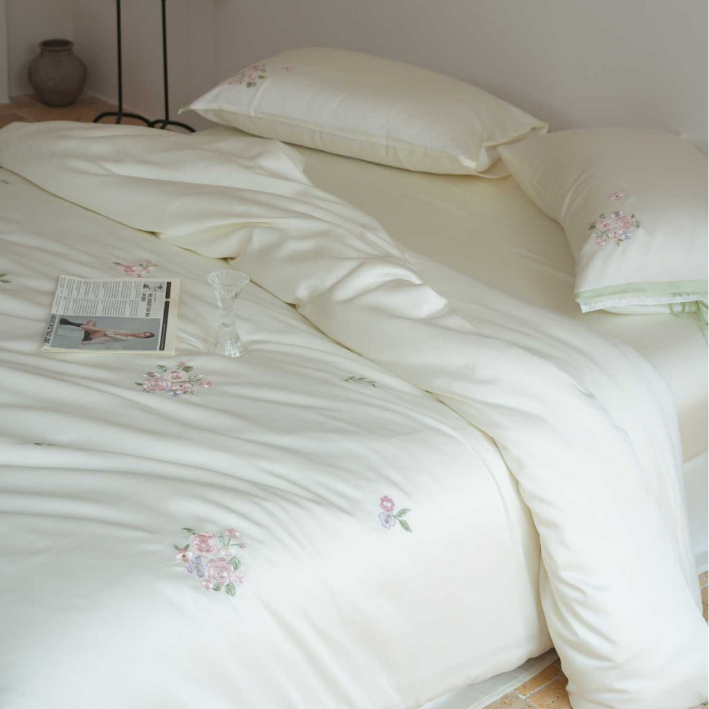 Embroidered cotton satin duvet cover with pillowcases and ties