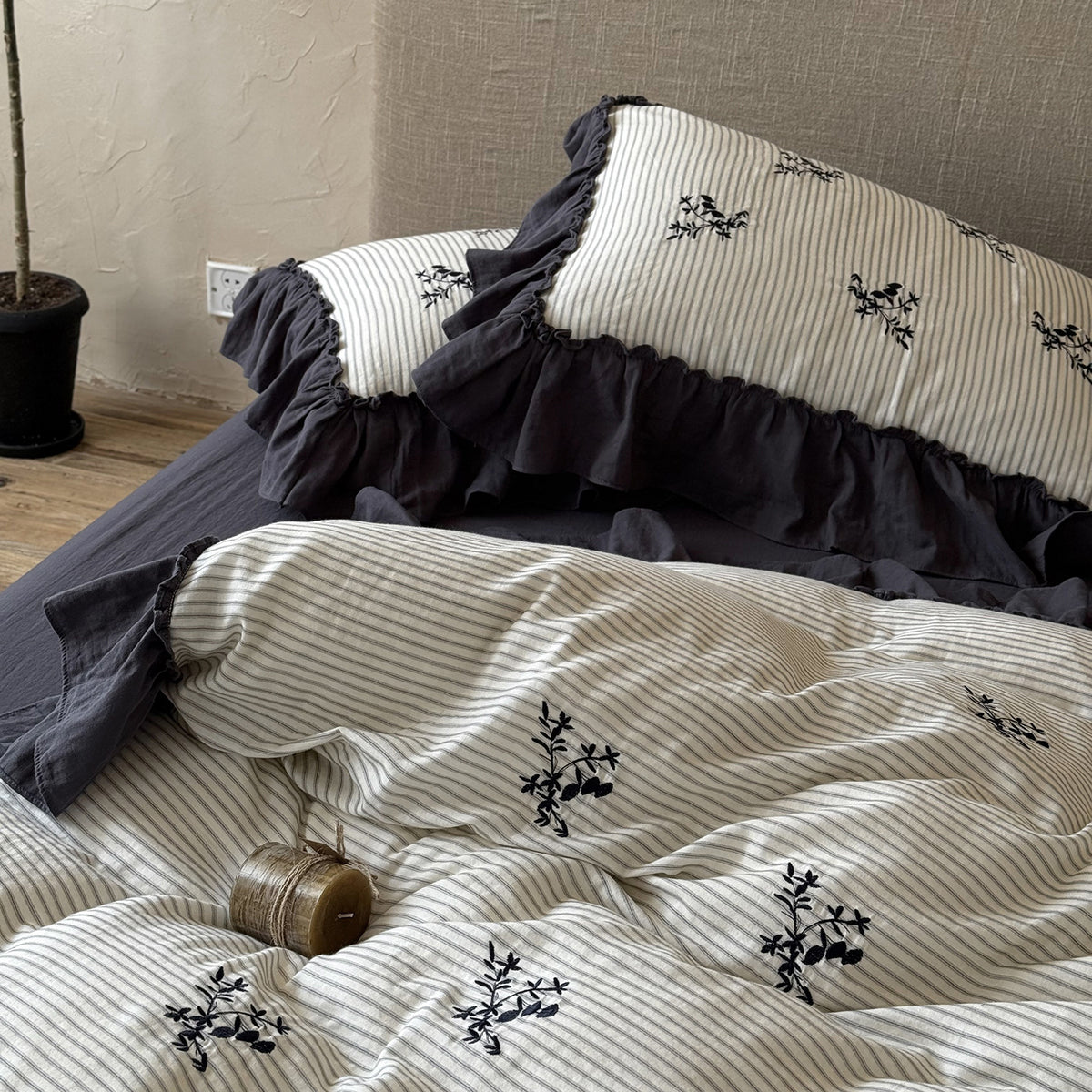 Reversible duvet cover in country house style with contrasting ruffle and fine branch embroidery