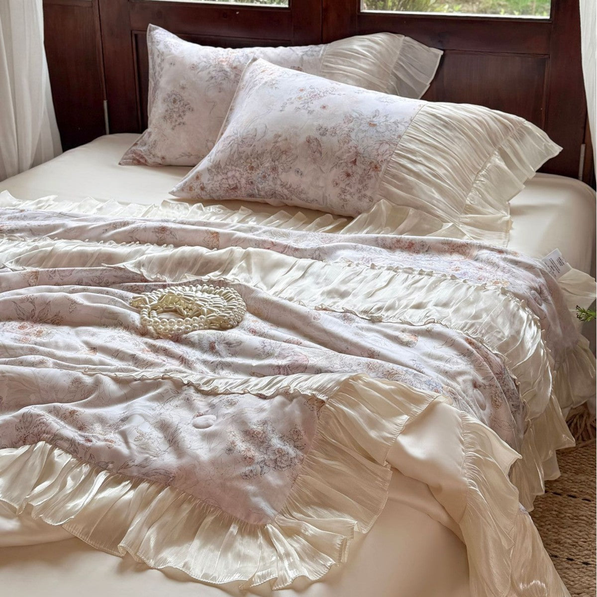 Satin bedding set with floral pattern and pleated ruffles