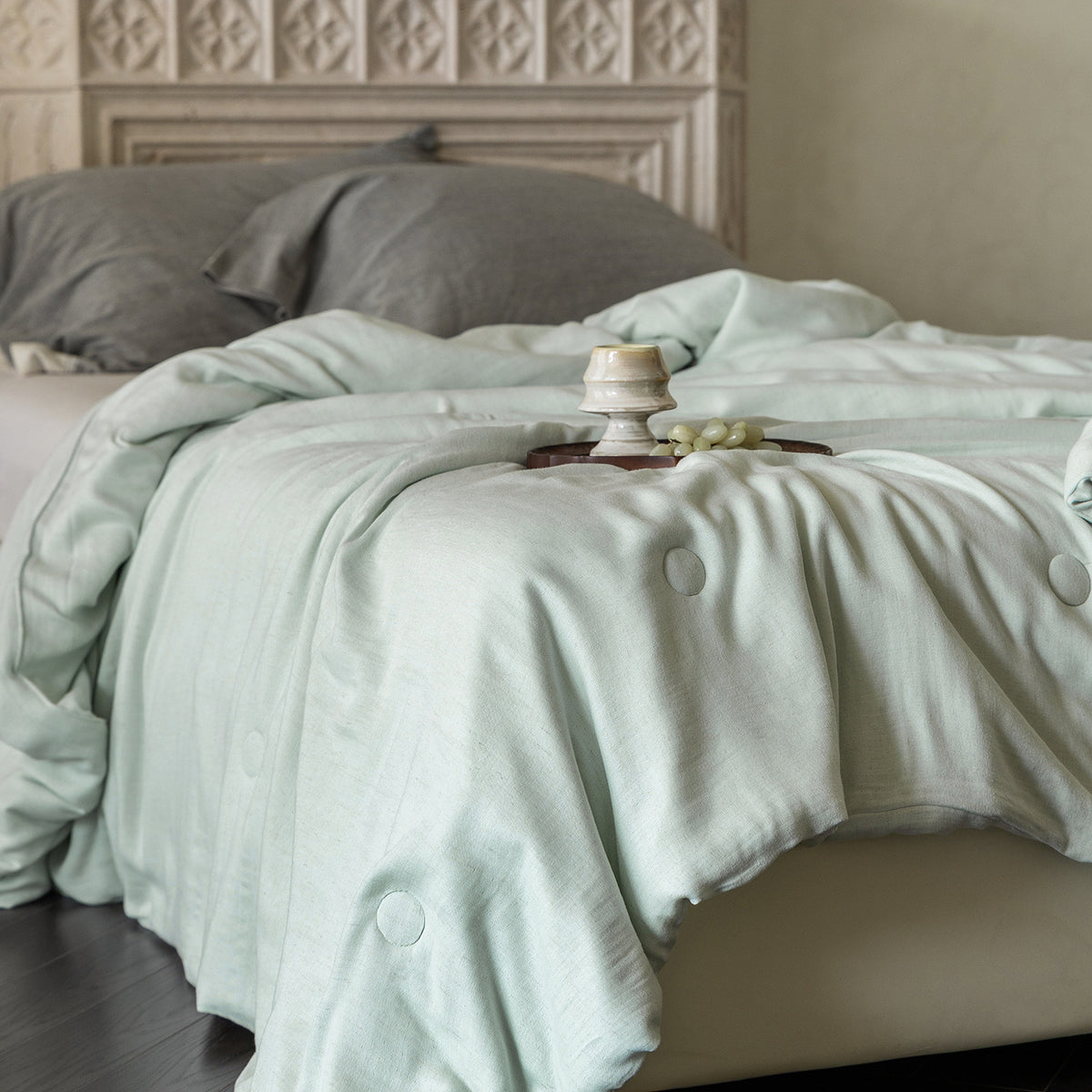 Linen duvet cover with natural washed look and concealed button closure