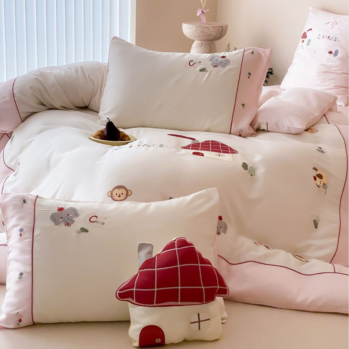 Children's bedding set made of cotton satin with appliquéd bear and car motifs