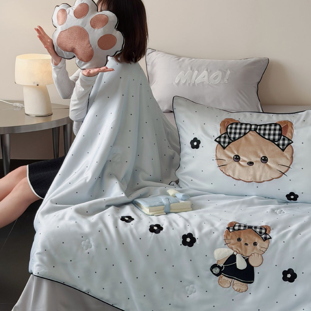 Children's bedding set with quilted cover and bear application