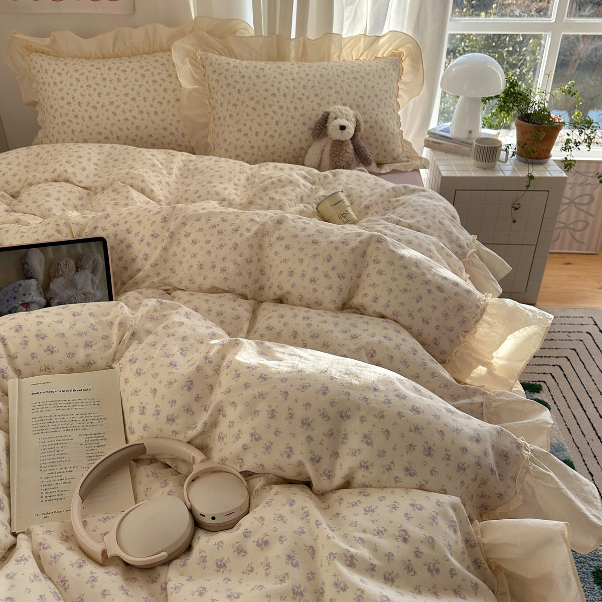 Bedding set made of cotton percale with delicate floral design, ruffle frill and reversible duvet cover