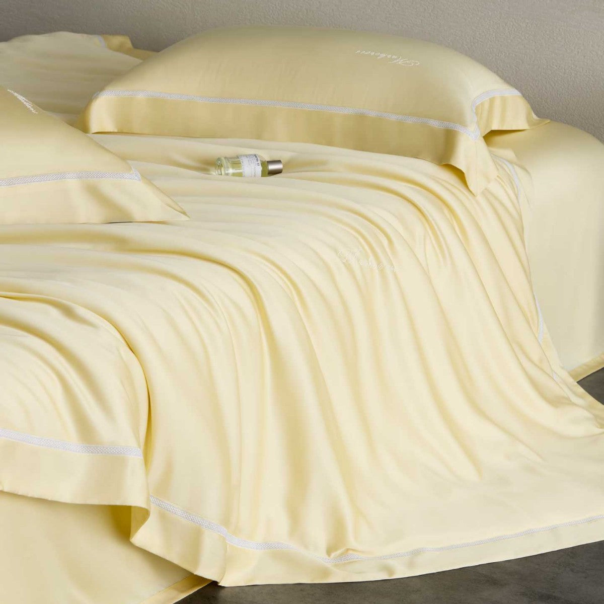 Silky-smooth cotton satin bedding set with fine decorative ribbon and pillowcases