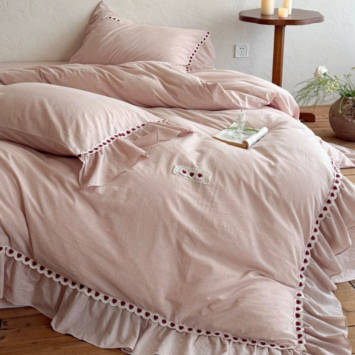 Romantic ruffled bedding set made of cotton with heart-shaped border