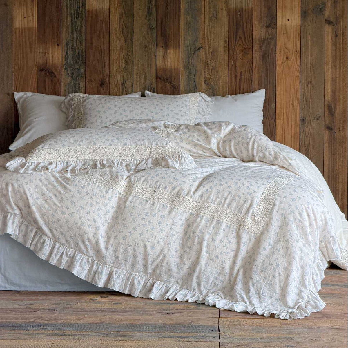 Vintage-inspired bedding set with lace appliqué and ruffle