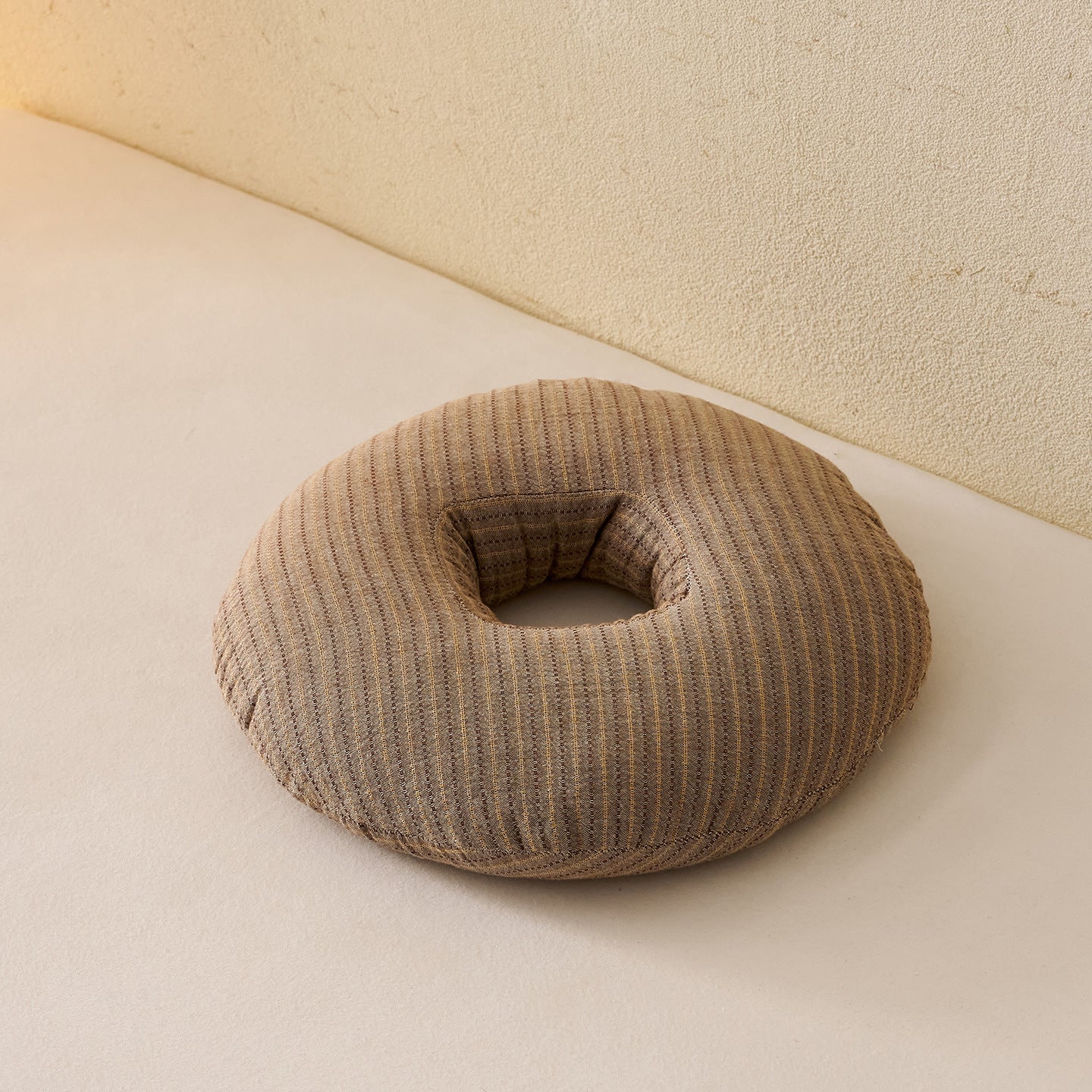 Comfortable donut pillow with ergonomic design Vinantica