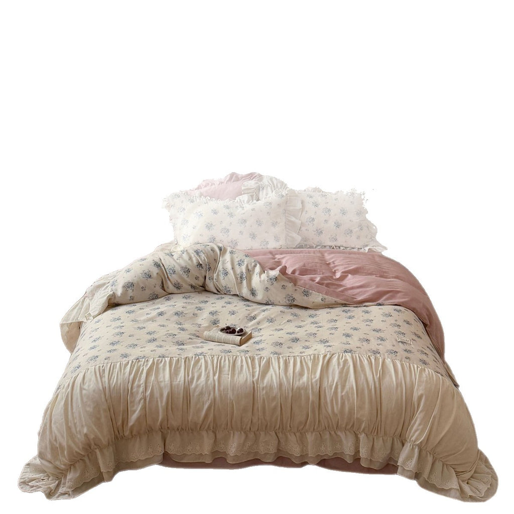 Bedding set made of linen-cotton mix with embroidered floral vine and ruffled edge