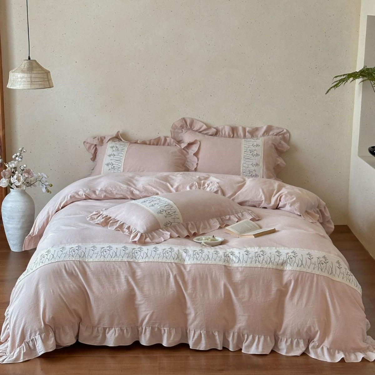 Romantic bedding set made of cotton-linen with ruffled frills and embroidered floral border