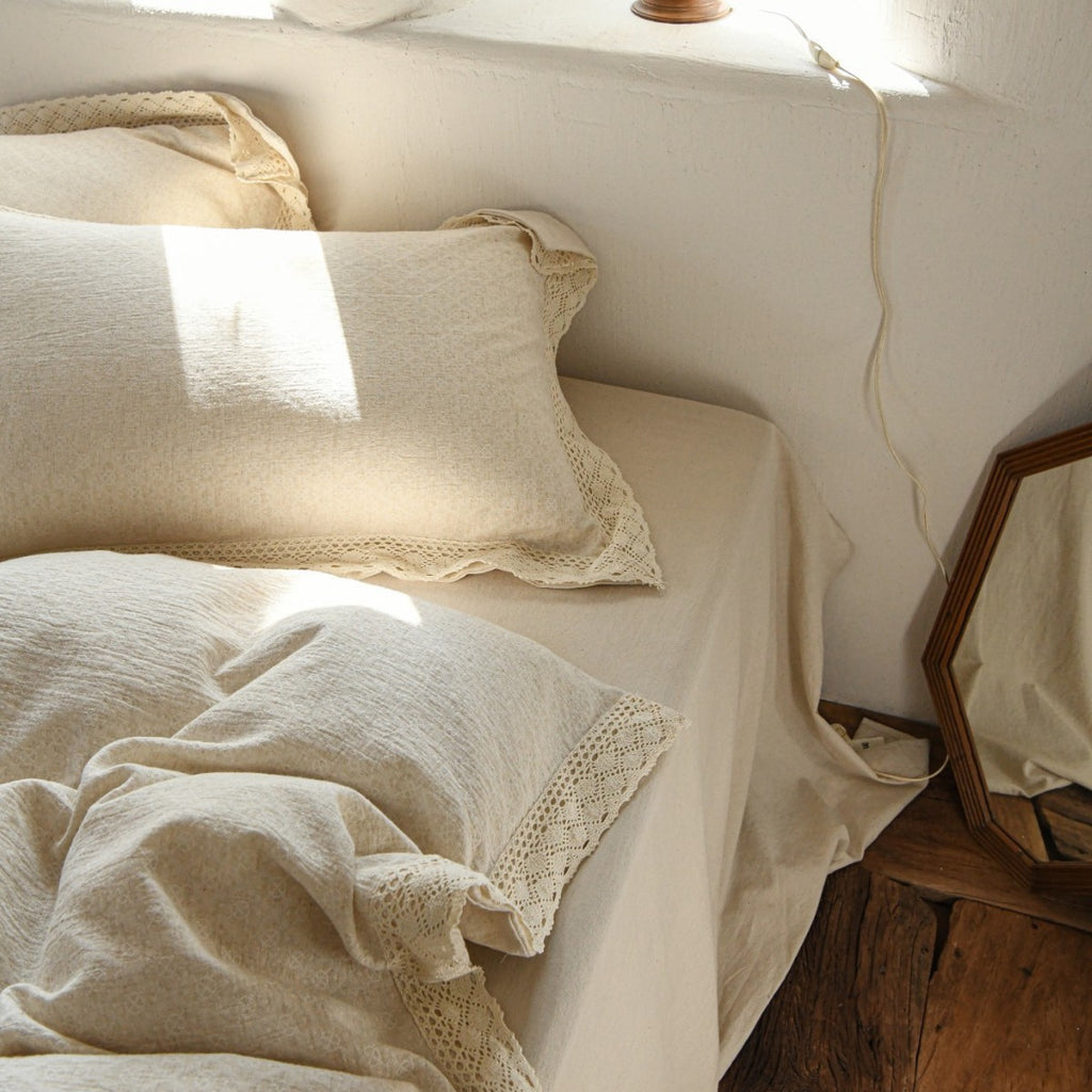 High-quality linen bedding set with lace trim & fitted sheet