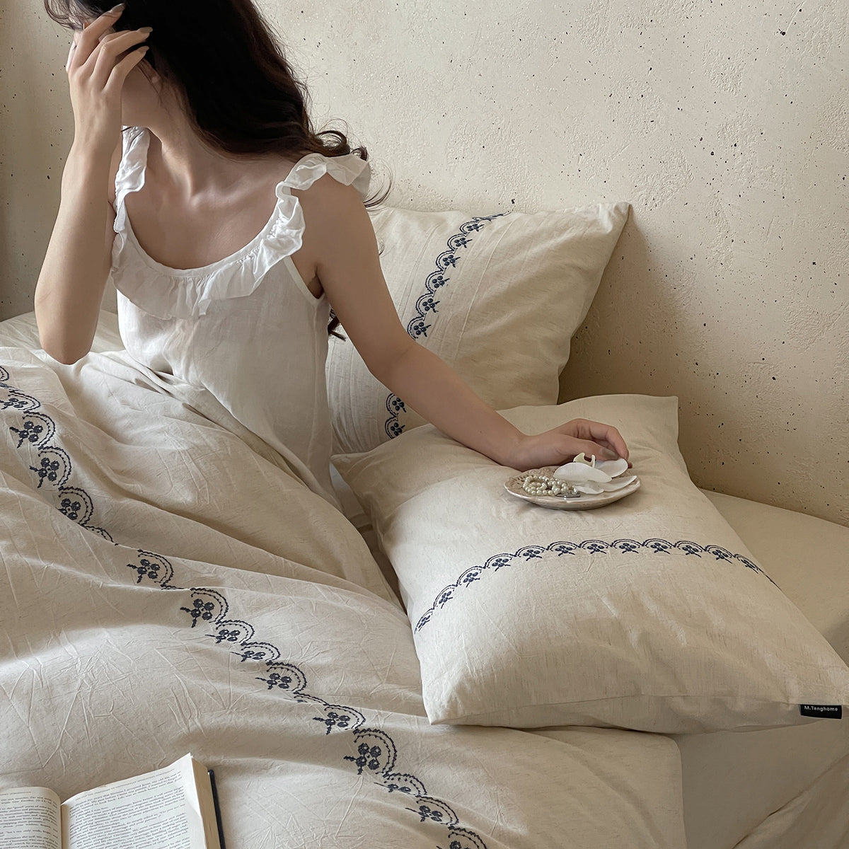 Linen-cotton bedding set with fine decorative embroidery