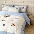 Children's bedding set with embroidered horse appliqués and fine edging