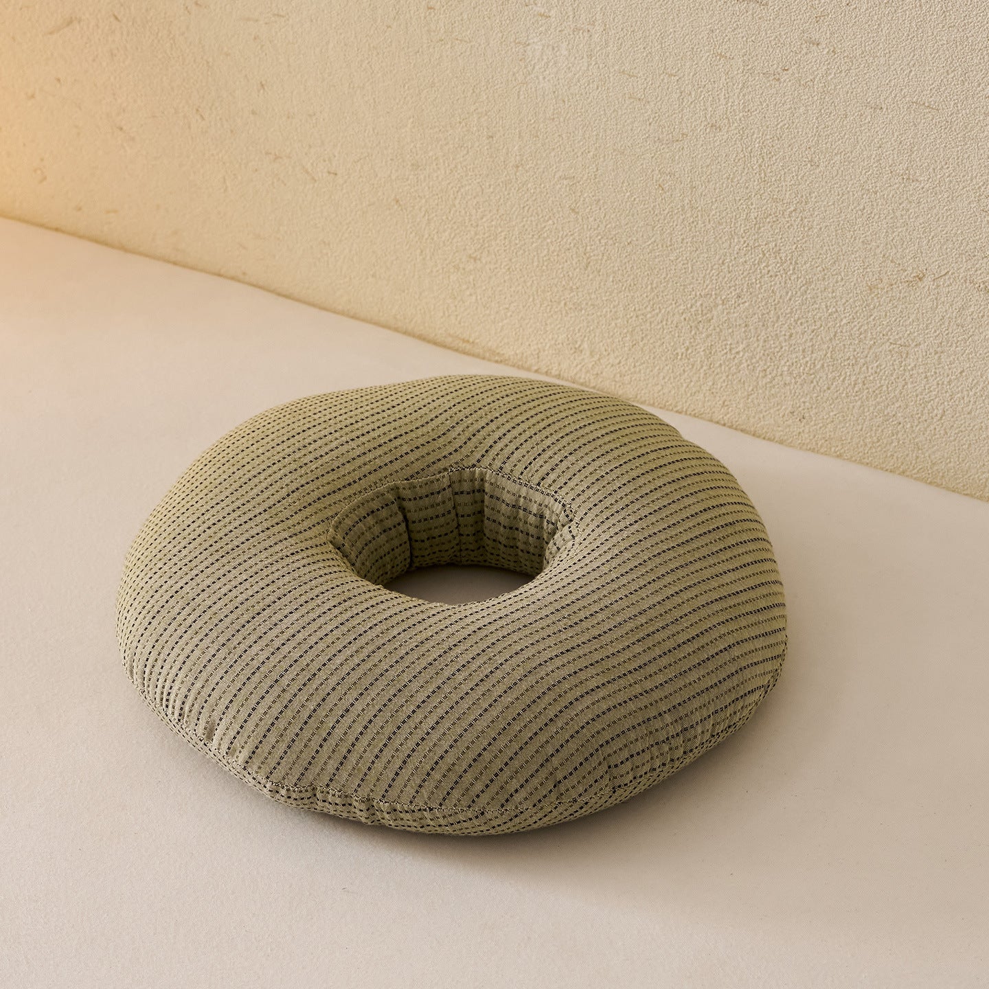 Comfortable donut pillow with ergonomic design Vinantica