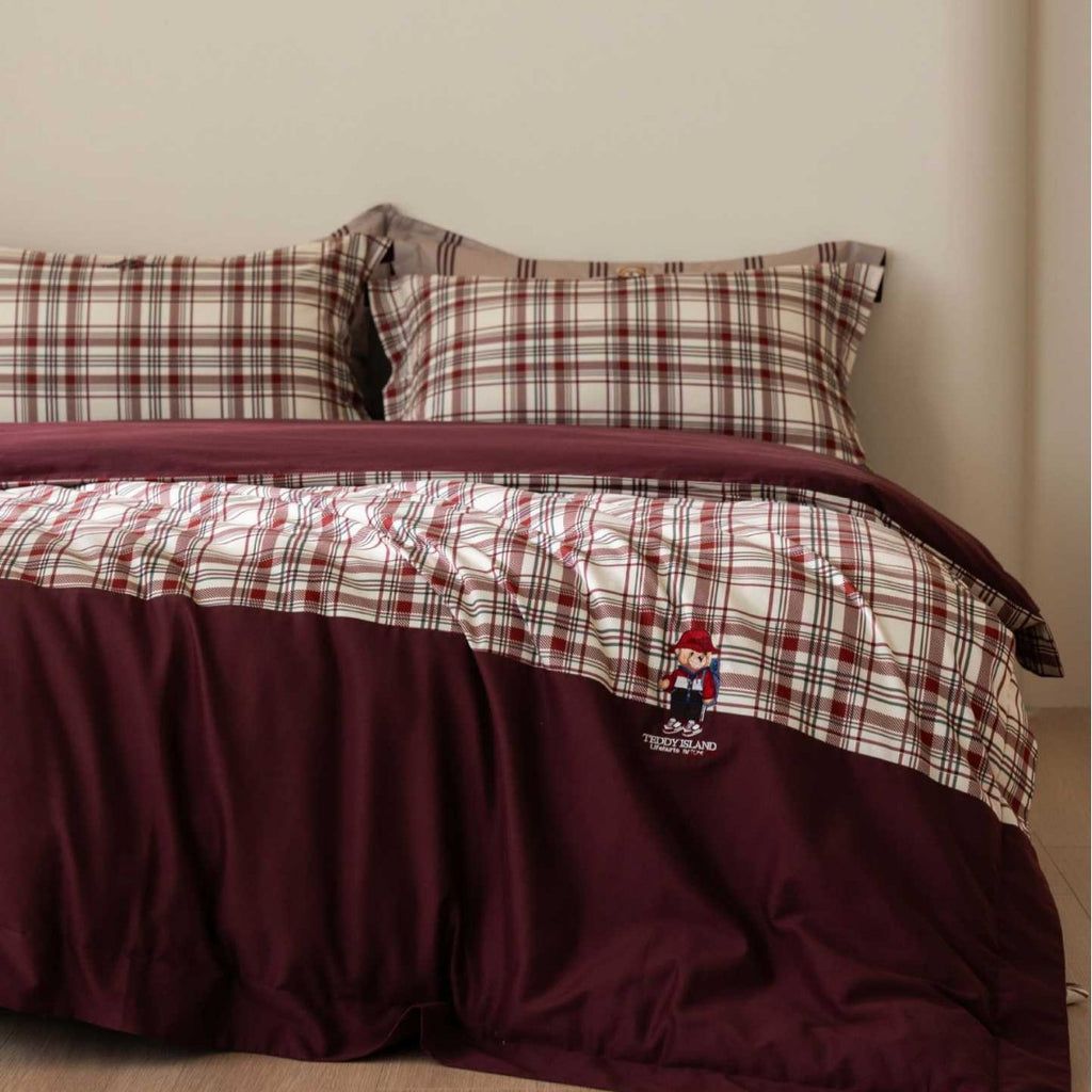 Checkered bedding set with reversible design and pillowcases