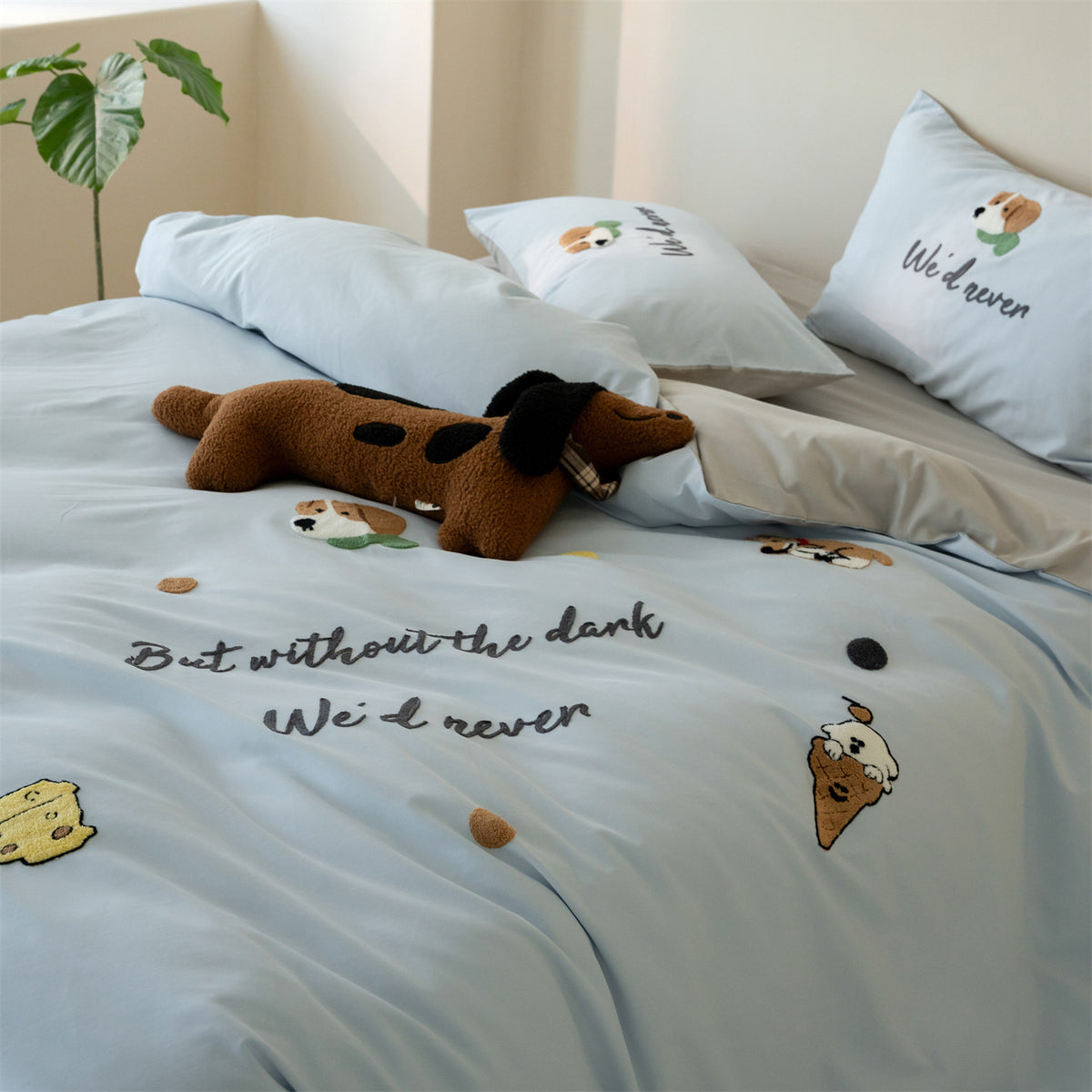 Reversible cotton bedding set with fine Christmas embroidery and satin finish reverse side