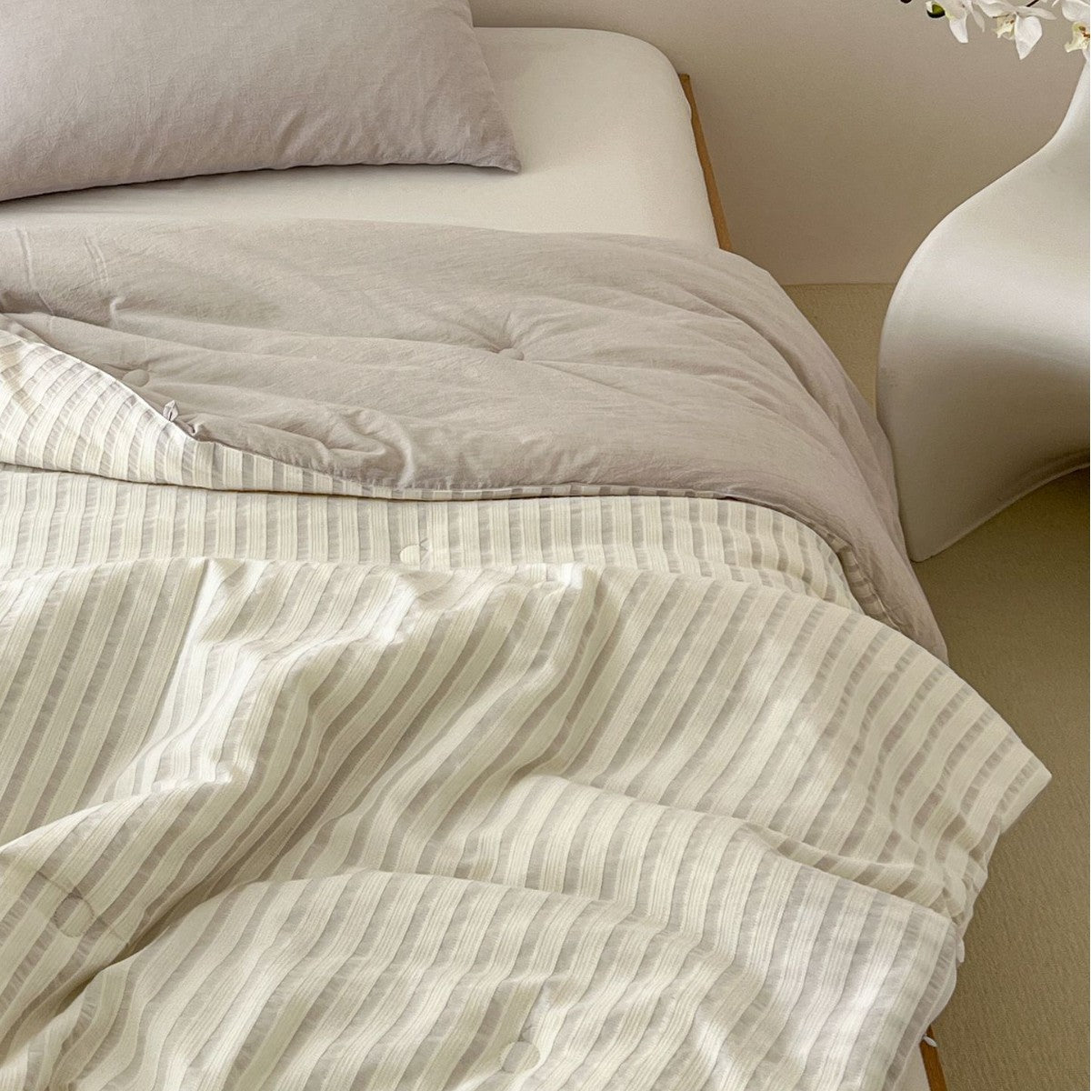 Reversible bedding set made of linen-cotton blend with fine stripe pattern