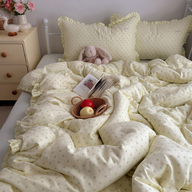 Padded all-season quilted comforter with ruffle and fine dot pattern made of cotton percale