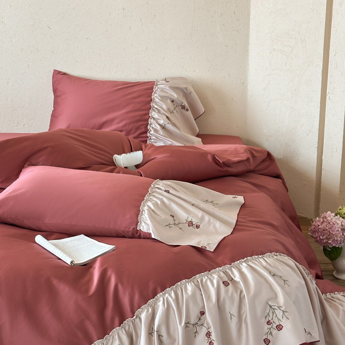Elegant bedding set made of cotton satin with embroidered frill and reversible pillow