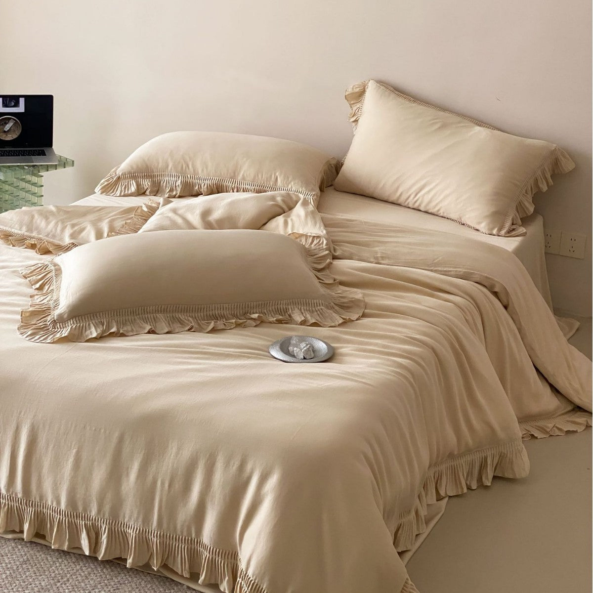 Bedding set made of high-quality cotton percale with gathered ruffle edges