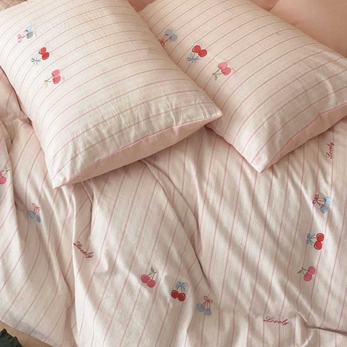 Children's bedding set made of cotton percale with fine stripe pattern and forest animal embroidery