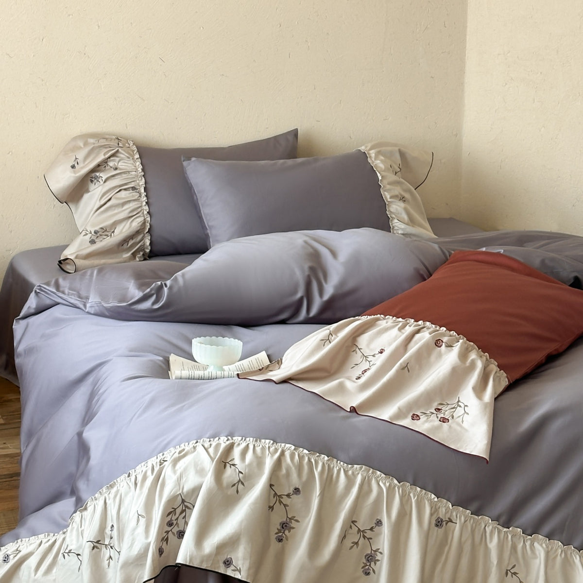 Elegant bedding set made of cotton satin with embroidered frill and reversible pillow