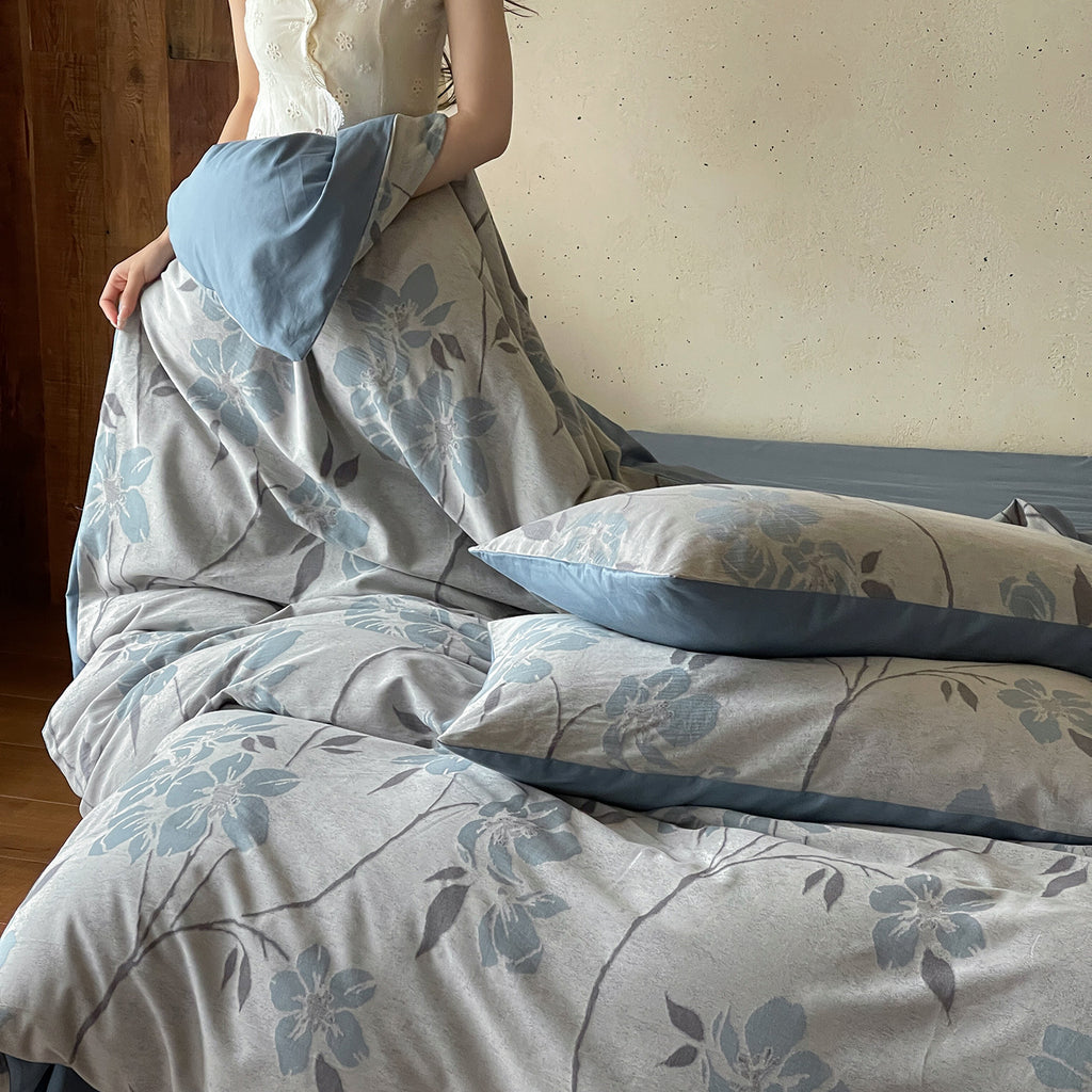 Bedding set made of cotton percale with large floral design and reversible cover