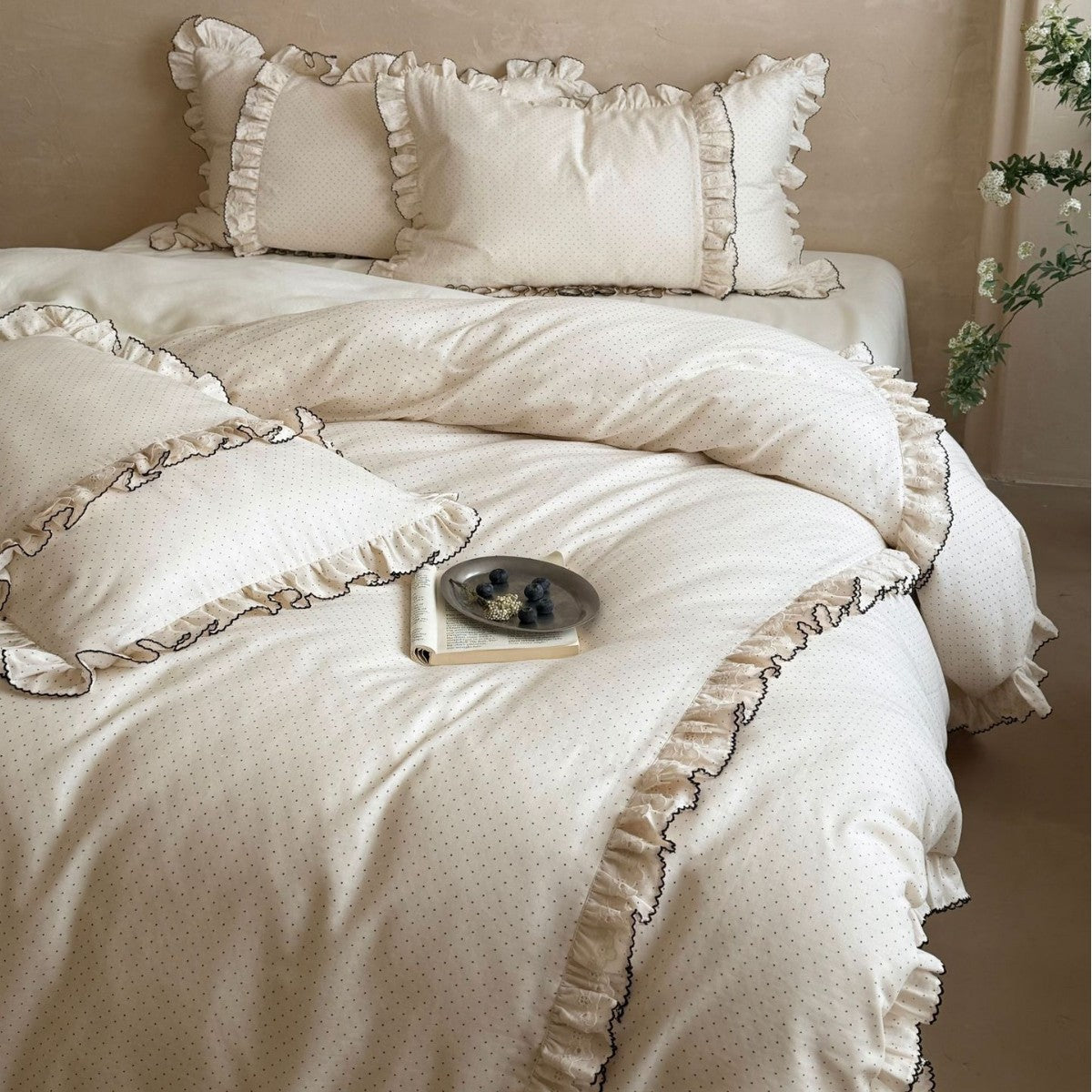 Bedding set made of cotton satin with ruffled flounce and fine polka dot pattern
