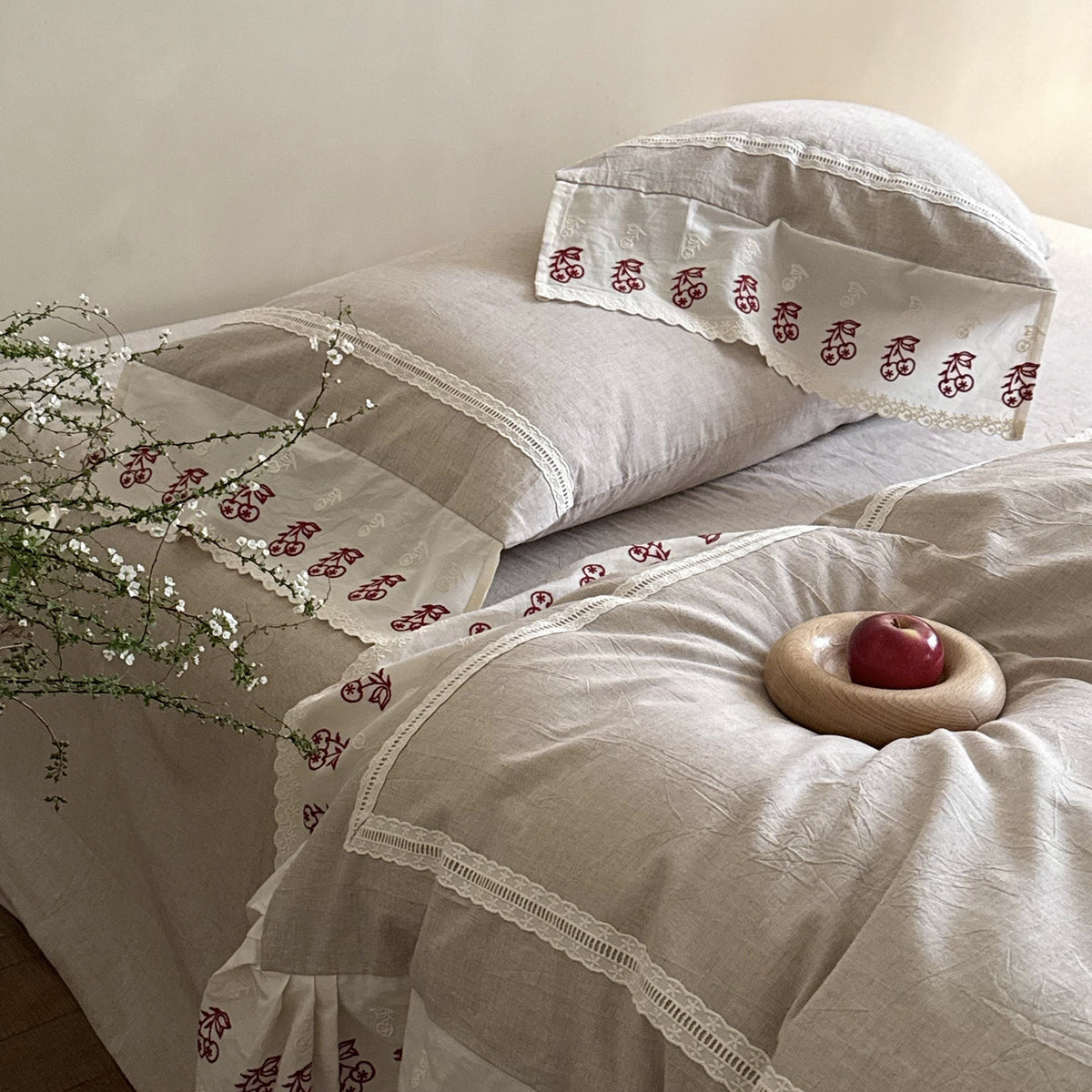 Linen bed linen set with embroidered lace borders