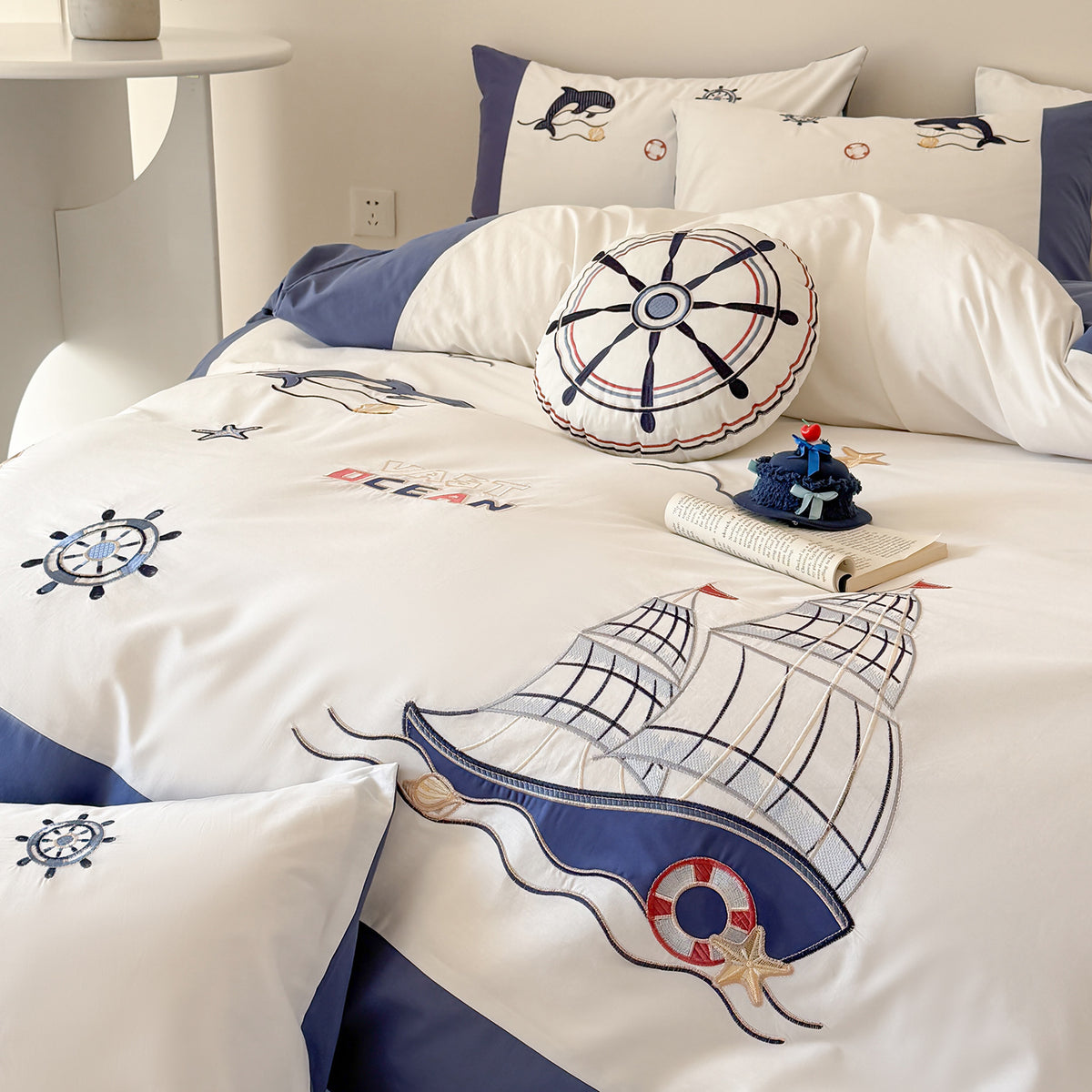 Maritime bedding set for children with embroidered sail and sea motifs made of cotton percale