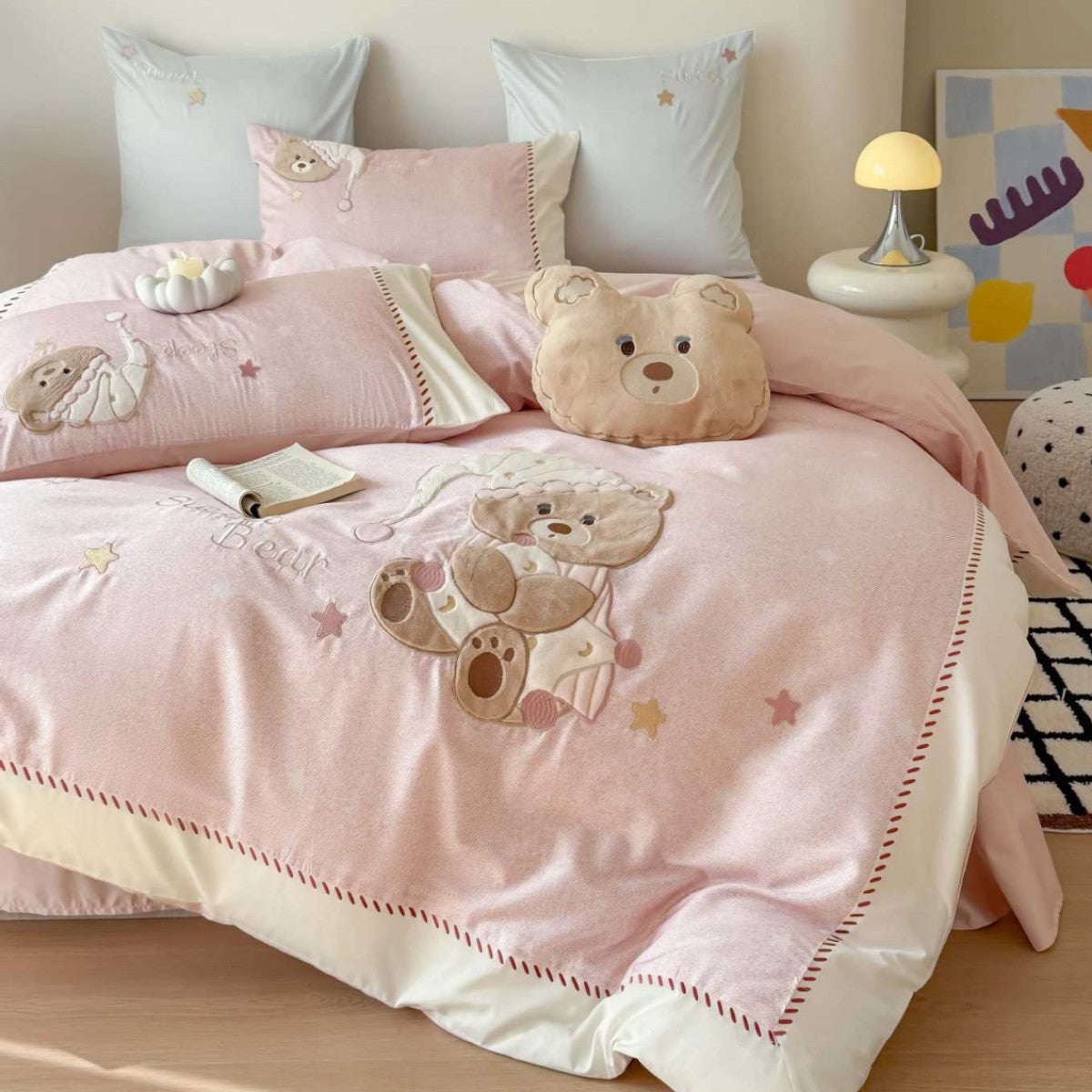 Children's bedding set with embroidered teddy bear applications and breathable cotton percale