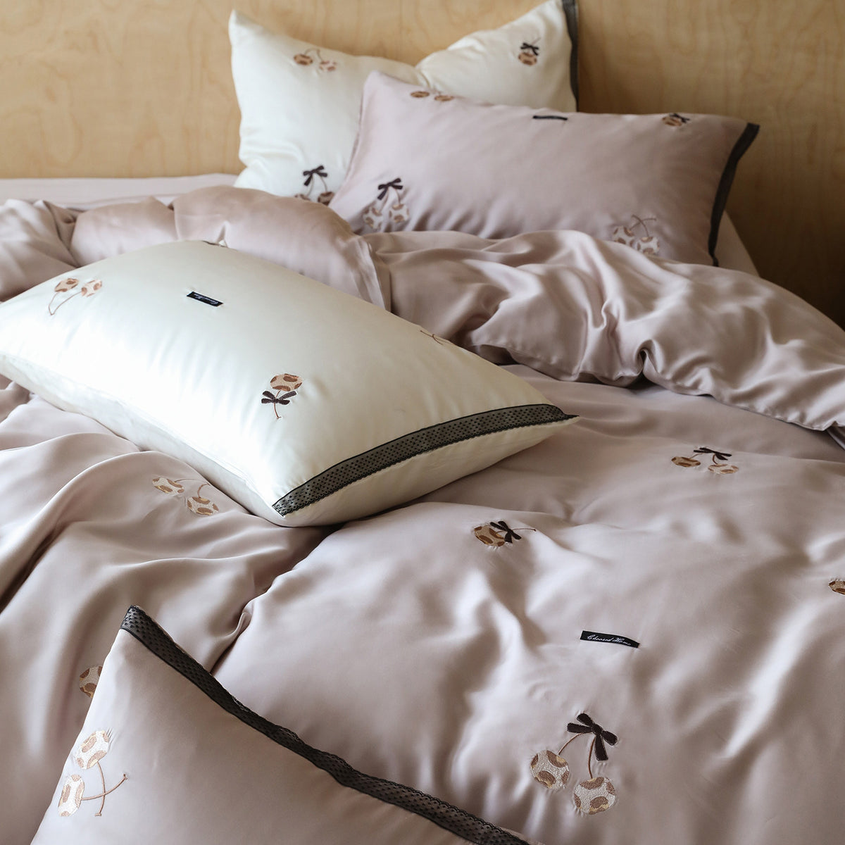 Bedding set made of premium satin with fine floral embroidery and piping edge
