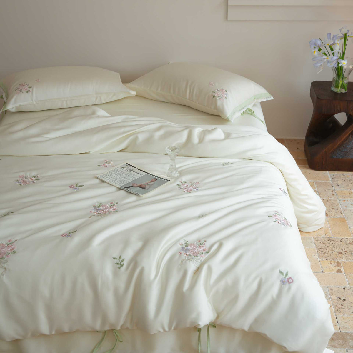 Embroidered cotton satin duvet cover with pillowcases and ties