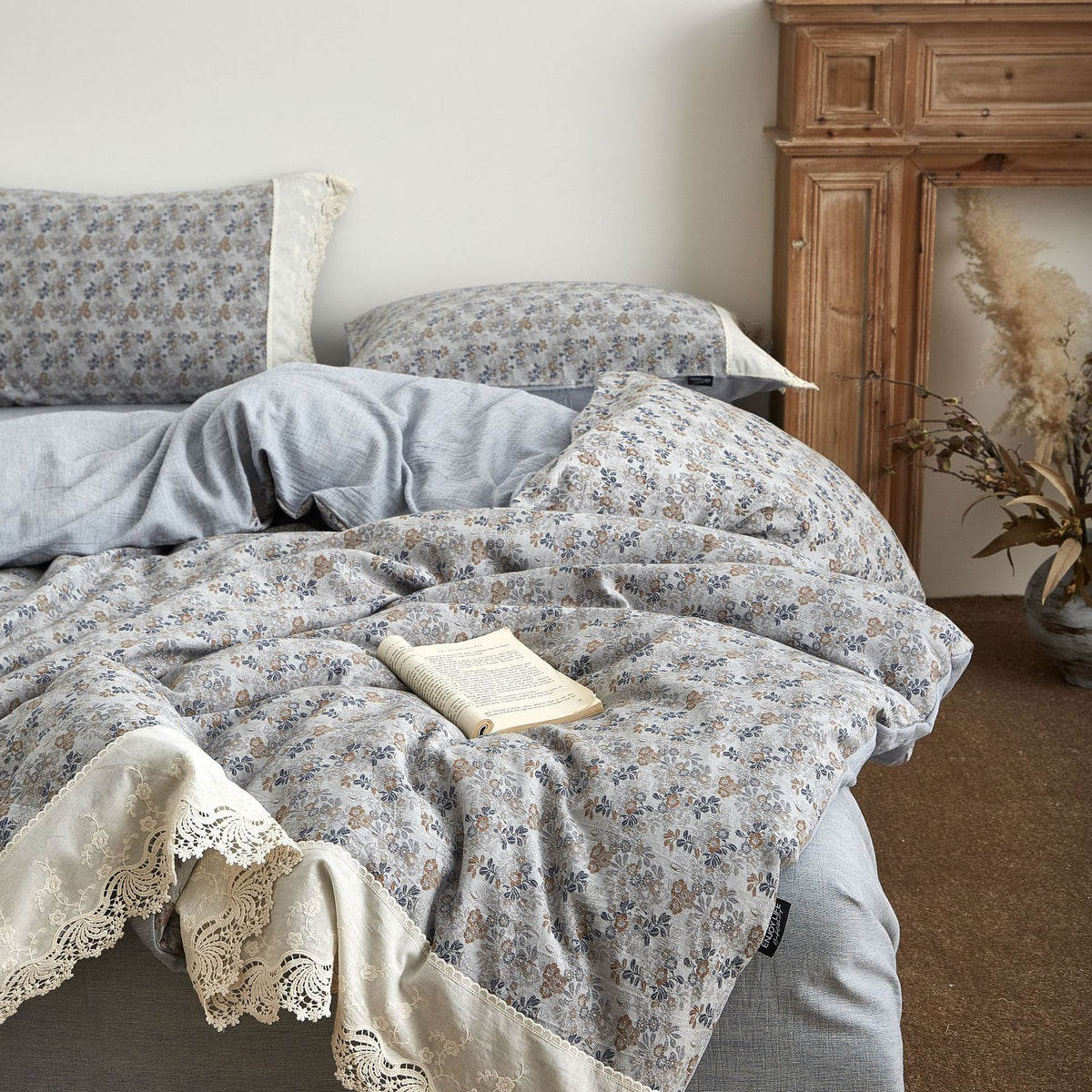 Duvet cover set in vintage floral design made of cotton-linen with lace trim