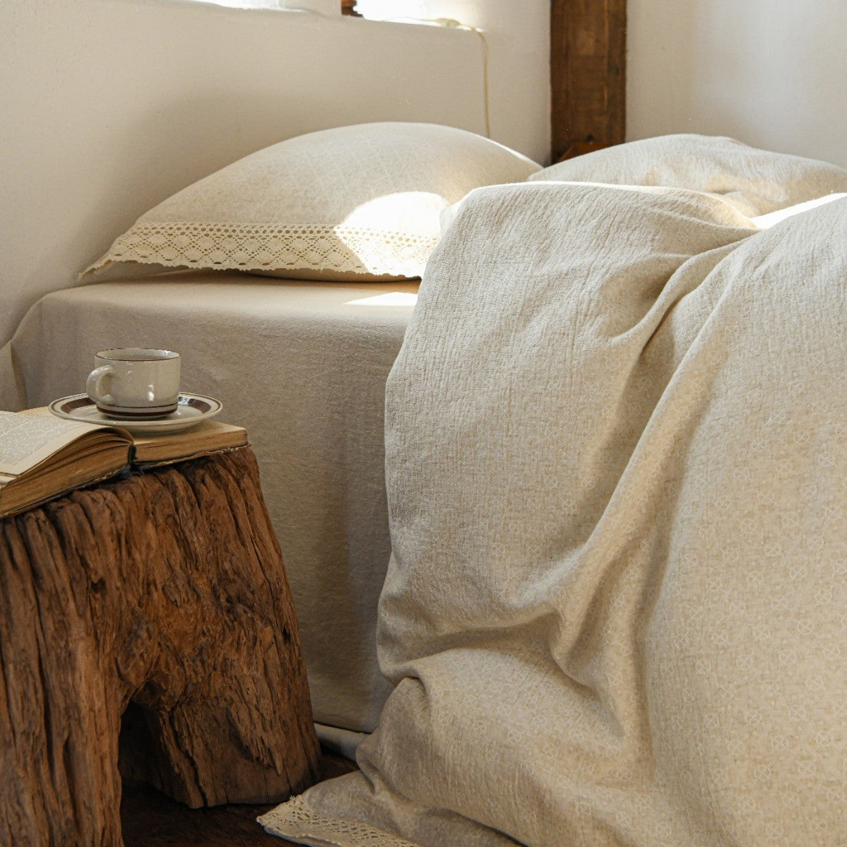 High-quality linen bedding set with lace trim & fitted sheet