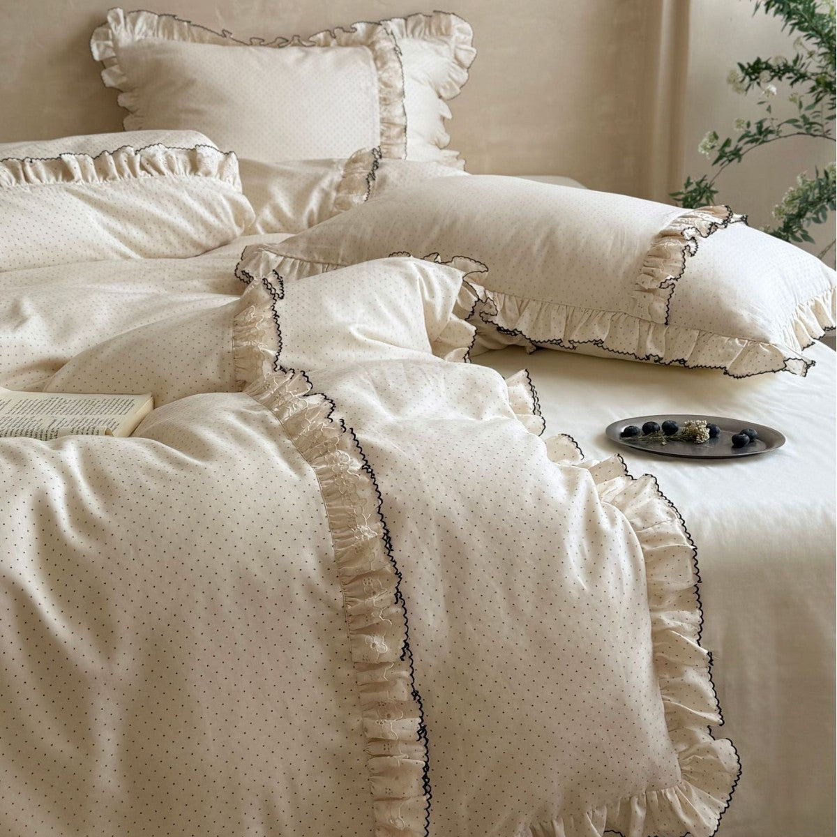 Bedding set made of cotton satin with ruffled flounce and fine polka dot pattern